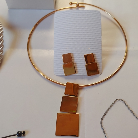 BUNDLE WITH 2 AVON Necklaces and some unbranded jewelry - Picture 6 of 15